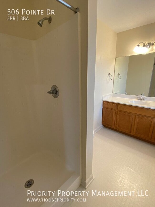 Building Photo - 506 Pointe Dr