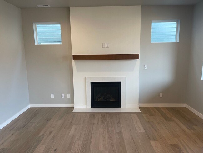 Building Photo - Beautiful New 5BD/4BTH Bella Cresta Home f...