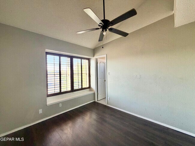Building Photo - 9150 Bur Oak Cir