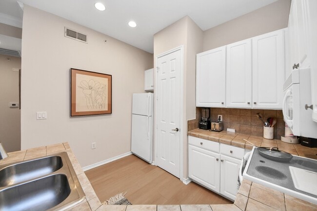 Building Photo - 2400 McCue Rd