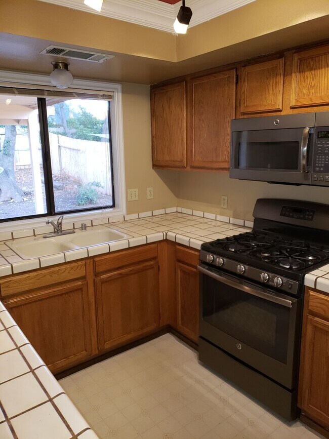 Building Photo - 3 BED 2 BATH HOUSE OFF VICTOR AVE