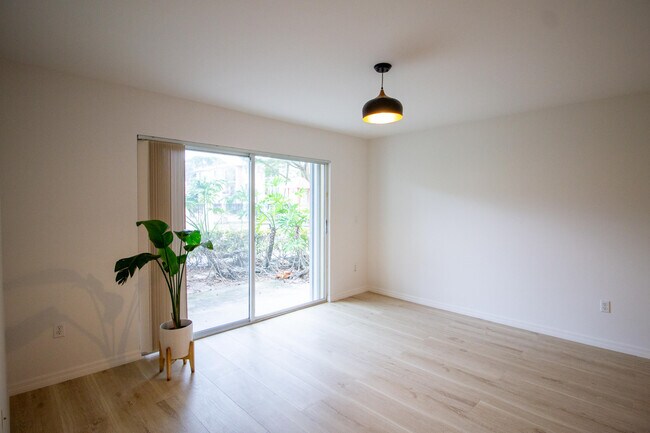 Building Photo - 1200 Crestwood Ct S