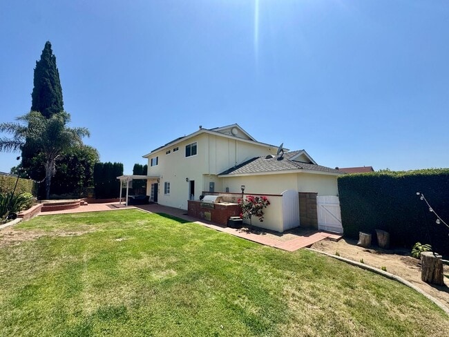 Building Photo - Beautiful 5B/2.5BA Home With Office Locate...
