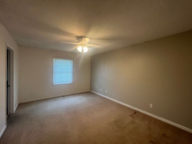 Building Photo - 4 Bedroom 2 Full Bath Chatham!