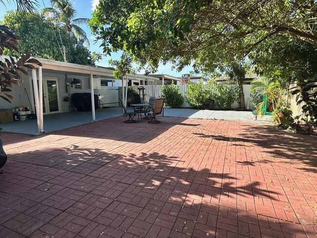 Building Photo - 2300 SW 43rd Terrace