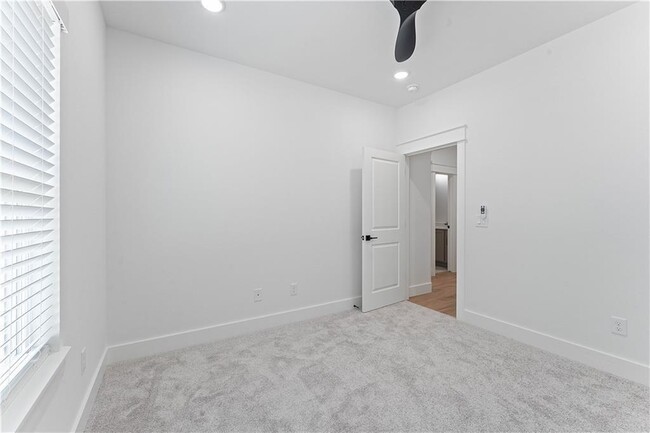 Building Photo - 17 Westmorland Dr