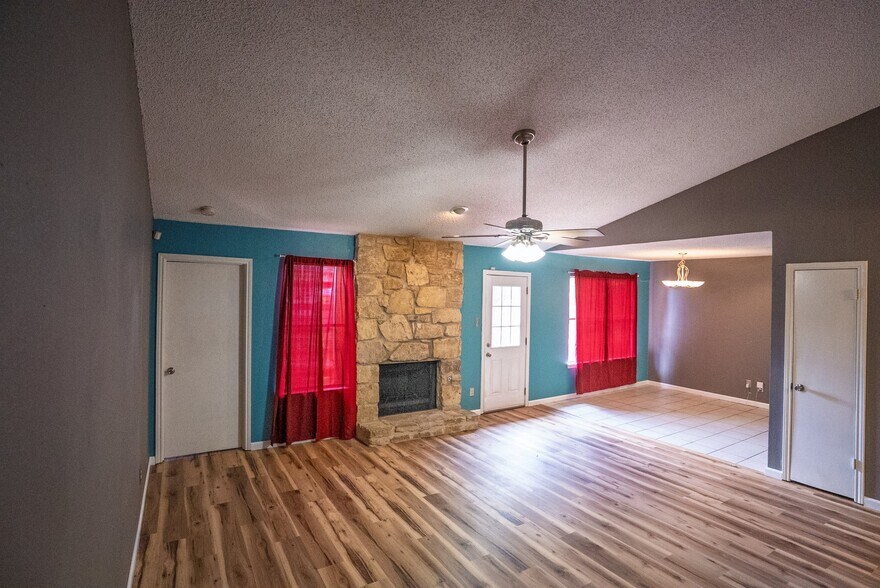Building Photo - 9904 Briar Ridge Dr
