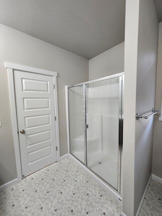 Building Photo - Charming 3-Bedroom, 2-Bath Home with Spaci...