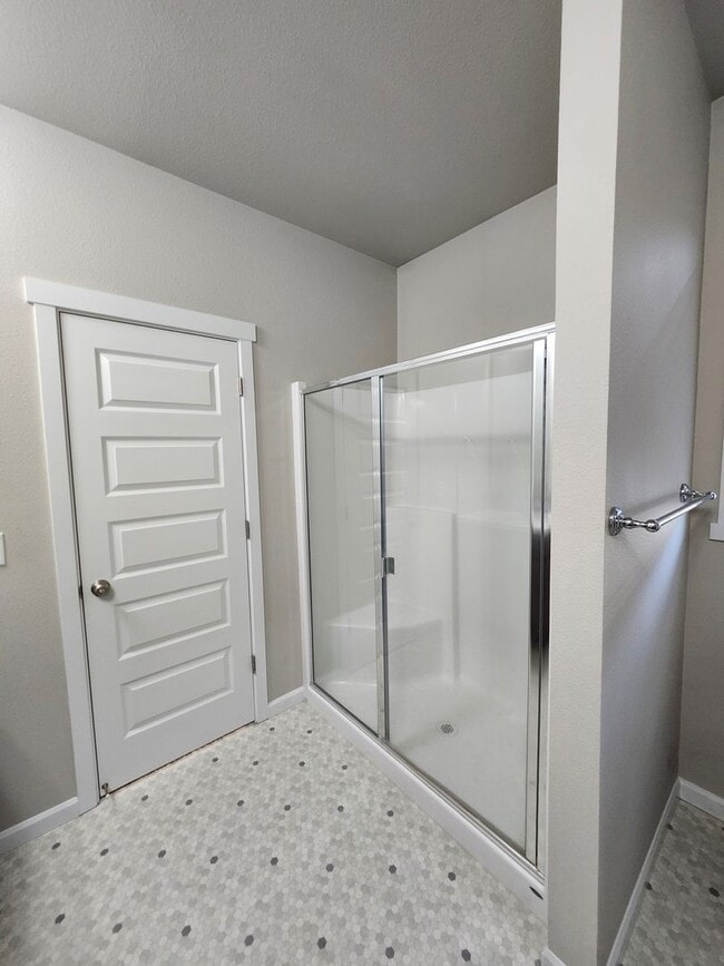 Building Photo - MOVE-IN SPECIAL: 1/2 MONTHS RENT FREE! Spacious Fully Fenced Backyard