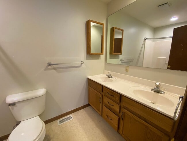 Building Photo - Large 4 Bed /  2 Bath Home