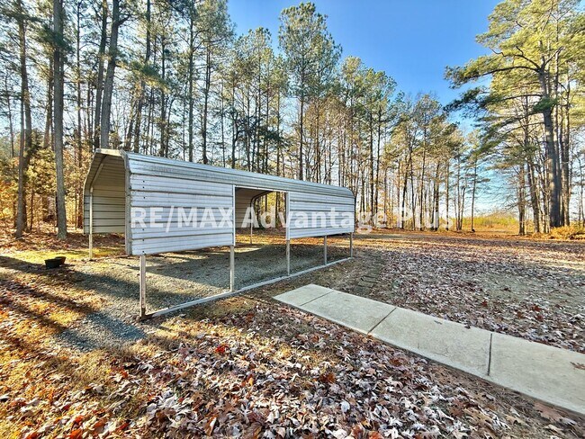 Building Photo - Spacious home with fiber internet close to Charlotte Court House