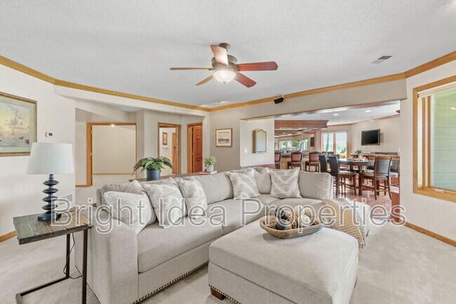 Building Photo - 6210 Deerwood Cir N