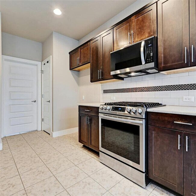 Building Photo - 8300 Brahma Dr