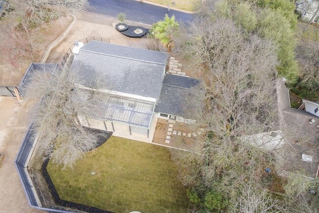 Building Photo - 2001 Wychwood Dr