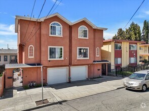 Building Photo - Spacious 3-Bedroom Townhome
