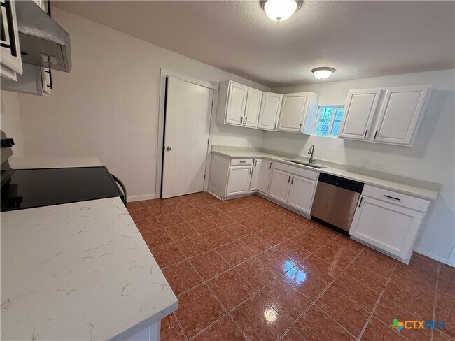Building Photo - 560 Wickford Way