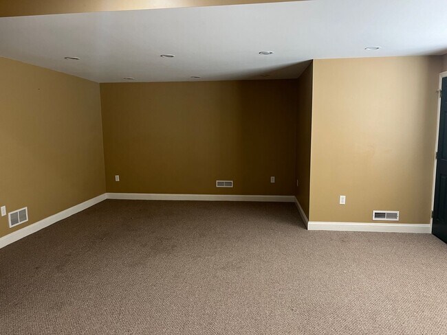Building Photo - Beautiful Four Bedroom, 3.5 Bath Townhouse