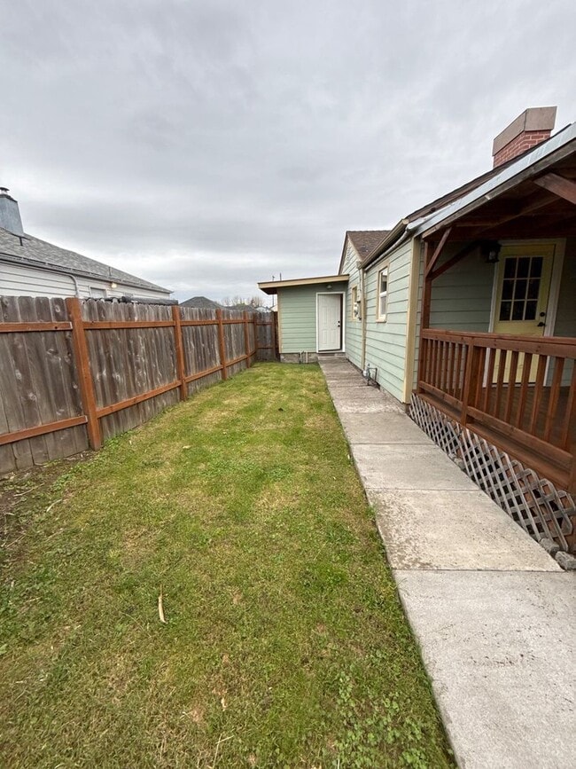 Building Photo - 1070 SW 16th Ave