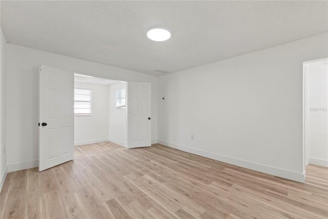 Building Photo - 1104 W 9th St
