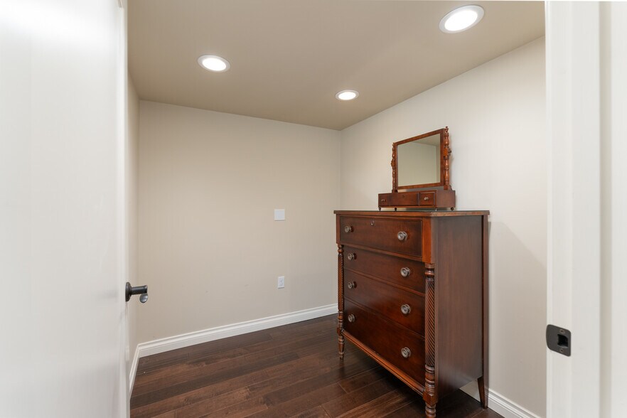 Building Photo - 2744 SW Sherwood Dr