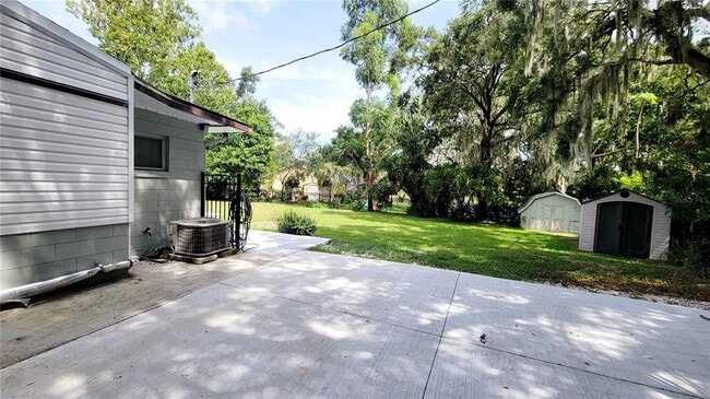 Building Photo - 1068 W Lakeshore Dr