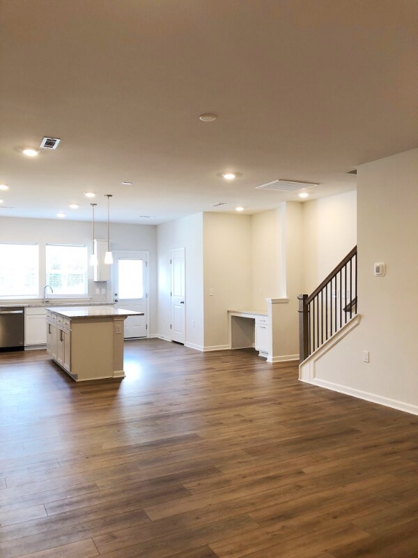 Building Photo - 825 Falls Grove Trl