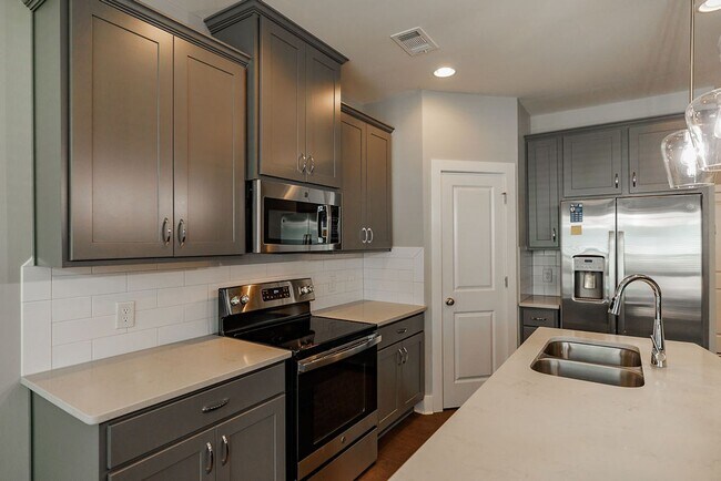 Building Photo - LEASING SPECIAL!! Townhome Available Now i...