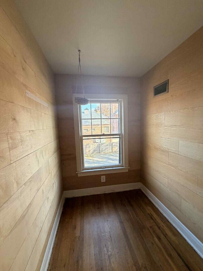 Building Photo - 411 S Jackson Ave