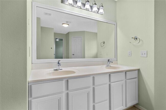 Building Photo - 1901 SW Columbus Rd