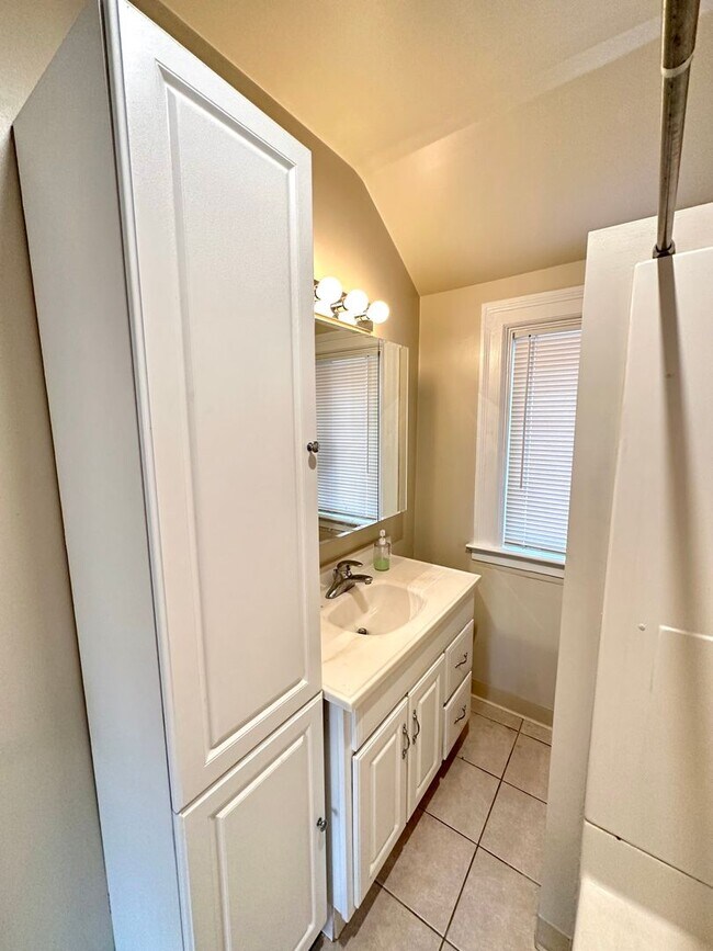 Building Photo - Adorable 2 Bed, 1.5 Bath Home in Beechview - Convenient Location, First Floor Laundry - Available...