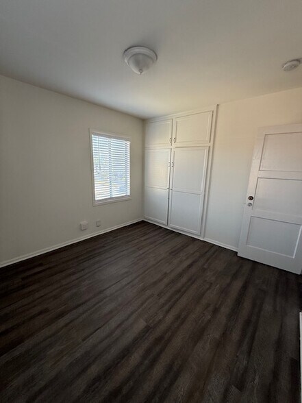 Large rooms - 893 W 23rd St