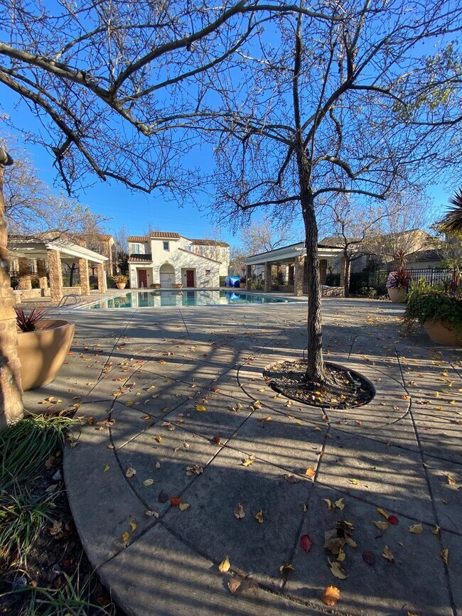 Building Photo - San Ramon Gale Ranch Townhouse 3BD/2.5BA with 4th Room for Office Loft! Community Pool Included!