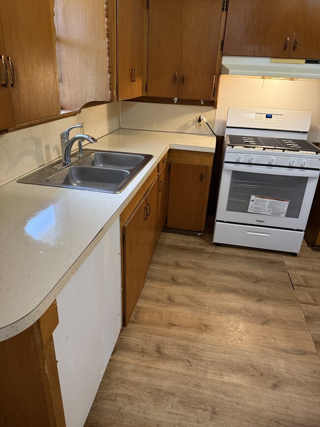 Building Photo - 915 N Spring St