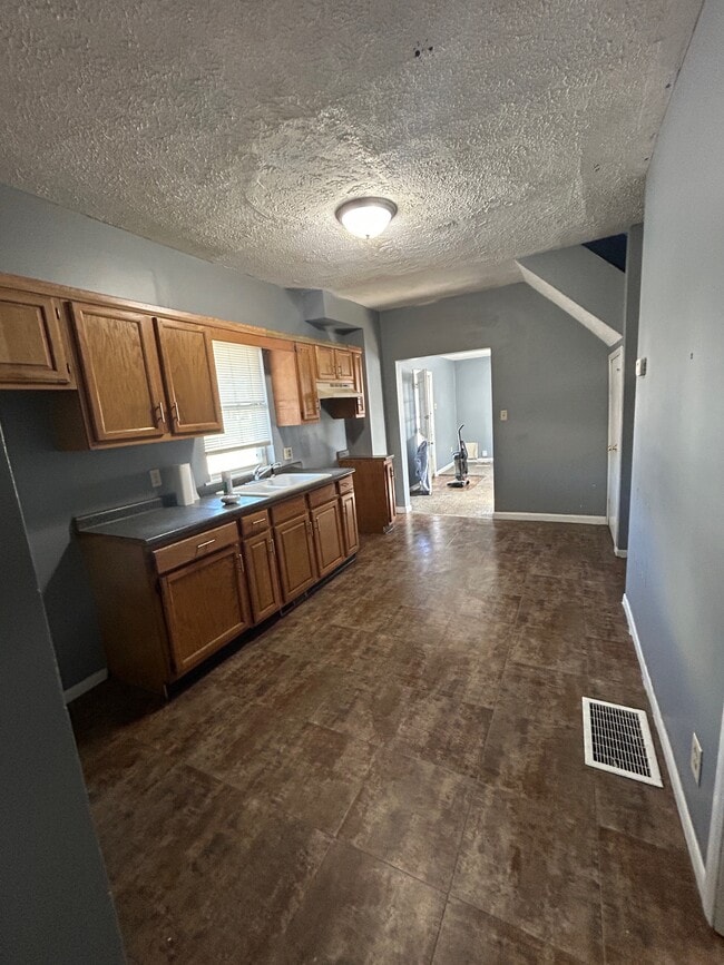 Building Photo - 101 W 1st St