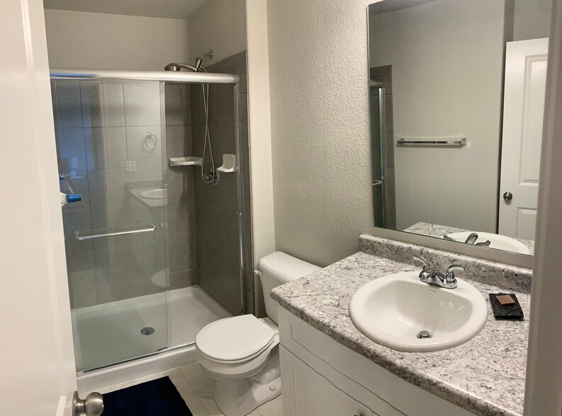 Building Photo - 713 Grissom Dr