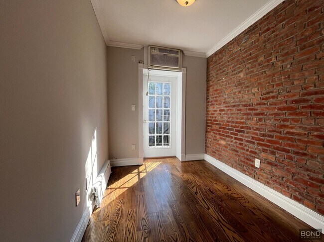 Building Photo - 424 E 9th St
