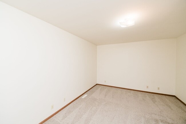 Building Photo - 2 bedroom / 1.5 bathroom Townhome in Chest...
