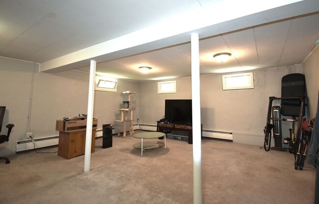 Building Photo - Impeccably maintained & updated 3 bedroom ...