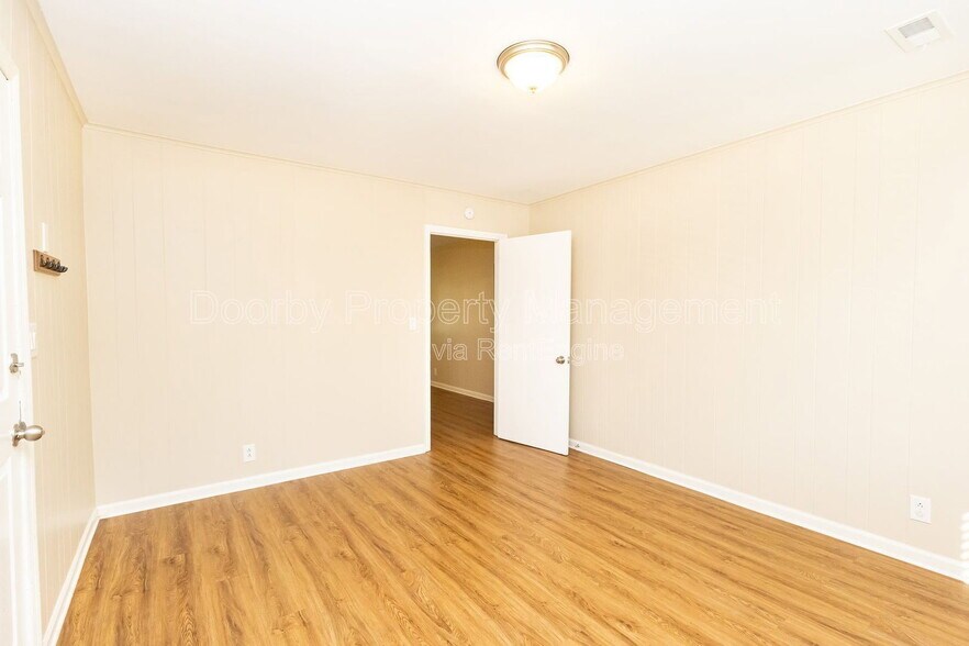 Building Photo - 207 Memorial Dr
