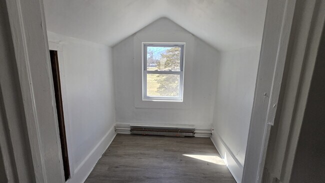 Building Photo - 208 Glenmere Rd