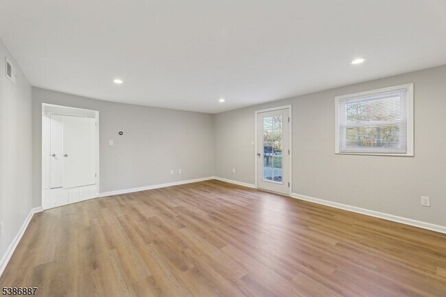 Building Photo - 71 Roosevelt St