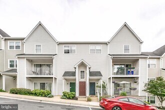 Building Photo - 553 McManus Way