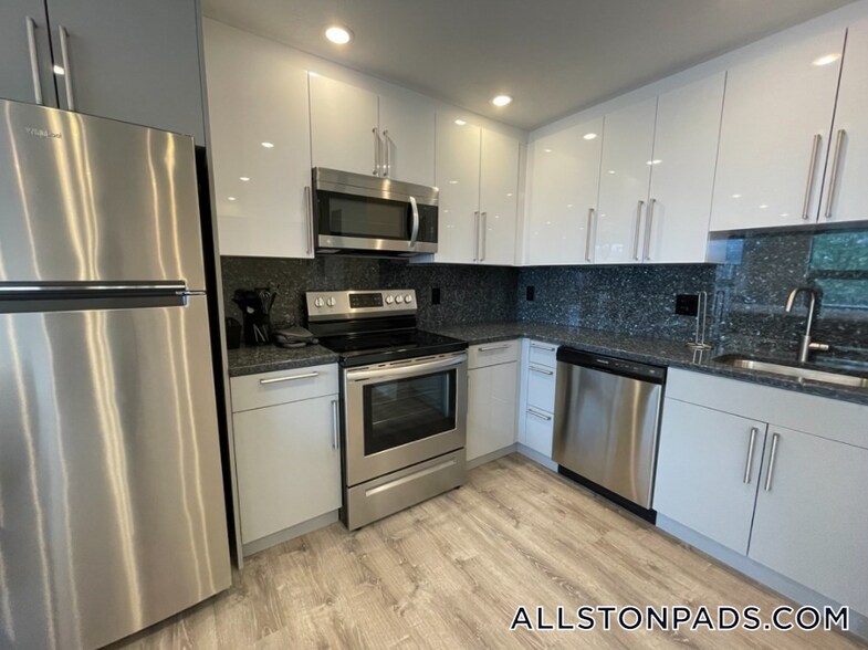 Building Photo - 1028 Commonwealth Ave