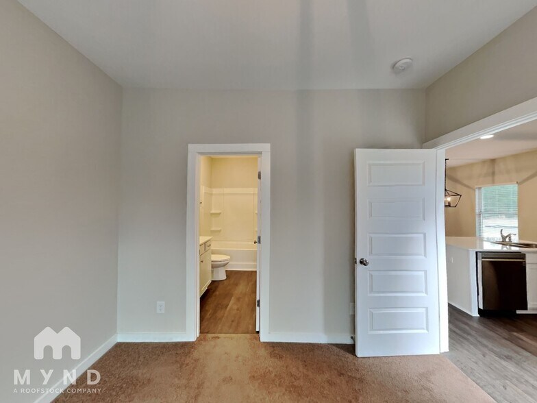 Building Photo - 176 Park Dr N