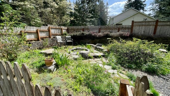 Building Photo - Large 2 Bedroom 2.5 Bath Home With Fenced Yard & Wrap Around Deck in Clearwood Community! Lake, T...