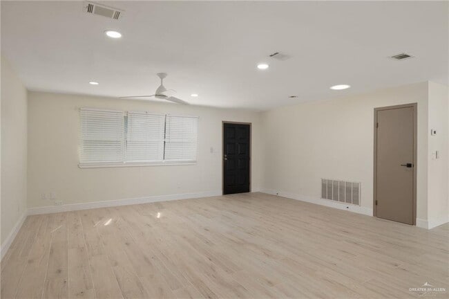 Building Photo - 19 Fern Ave W