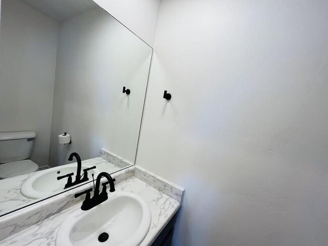 Building Photo - 632 E Long Shadow Dr