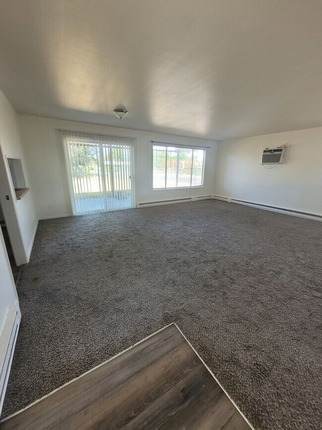 Building Photo - Free January Rent