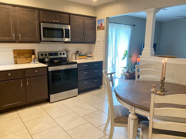 Building Photo - 1625 Farmington Ave