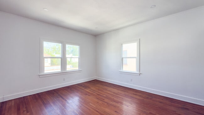 Building Photo - 246 S Sycamore Ave